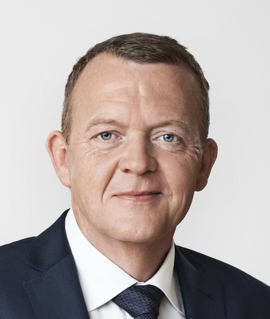 Lars Løkke Rasmussen svinger målslaget for MASCOT DTC-klassen ved Classic Race Aarhus
(Foto: Statsministeriet)